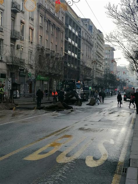 Novosti.rs | Galerija | HAOS U CENTRU BEOGRADA POSLE PUCANjA VODOVODNE ...
