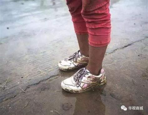 穿运动鞋踩水湿透-图库-五毛网