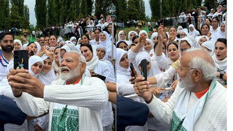 Yoga Day 2024 LIVE: PM Modi Takes Selfie With School Students At SKICC ...