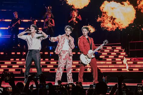 Show Review: The Jonas Brothers took Phoenix on a trip down memory lane ...