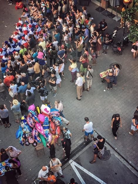 People Standing Viewing 的图像结果