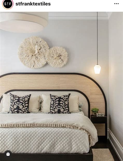 Minimalist Black and White Bedroom Decor