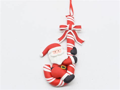 Zawieszka plastikowa laska z Mikołajem 12 x 5 x 1,5 cm - Bricomarche.pl