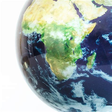 Solar Powered Globe 的图像结果