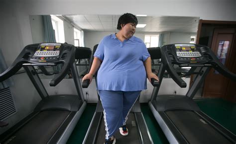 20岁少女体重400斤 为找男朋友半年减掉190斤 - 海报新闻