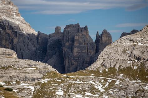 Atemberaubende Landschaft der steinigen und schneebedeckten Gipfel von ...