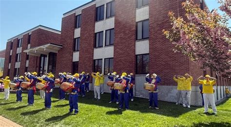 Các học viên Pháp Luân Đại Pháp được mời tham gia cuộc Diễu hành Lễ hội ...