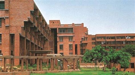JNU student's 26-year-old wife allegedly jumps off hostel building; dies