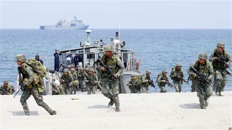 美军菲律宾海大规模军演 3艘宙斯盾舰进入南海_手机凤凰网