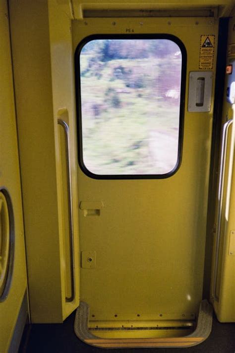 Local Train Closed-Door 的图像结果