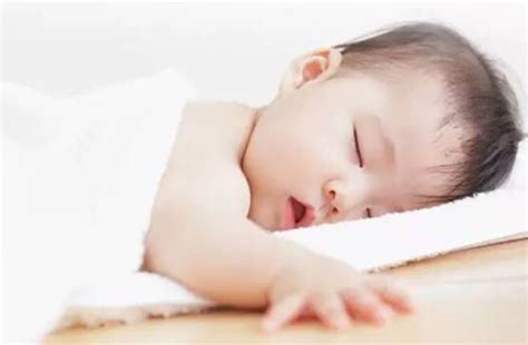 婴儿睡着老是一惊的（婴儿睡觉时总被）-幼儿百科-魔术铺