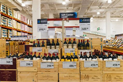 酒水红酒超市零售货架摄影图配图高清摄影大图-千库网