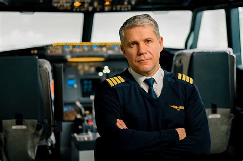 United Airlines Pilot Pay Scale 2025: Earnings & Benefits