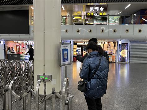 直击上海地铁：不查核酸信息，随申码绿码可乘车_手机新浪网