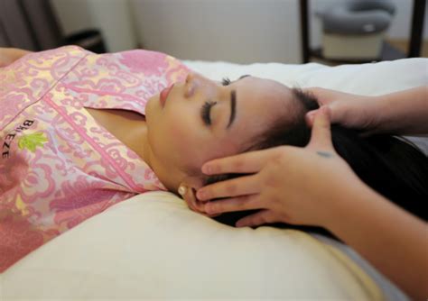 Chest Neck Massage 的图像结果