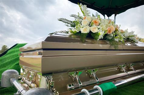 Caskets vs. coffins: What’s the difference? - Memorial Planning