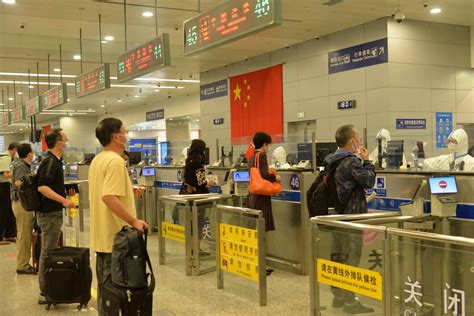2021年，上海机场边检查验出入境旅客超200万人次_航班_防控_疫情
