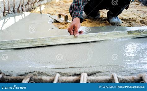 Concrete Leveler Usinga Trowel 的图像结果