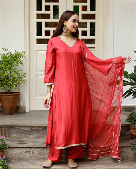 Ethnic Wear - Buy Indian Ethnic Wear for Women & Girls Online | Bunaai