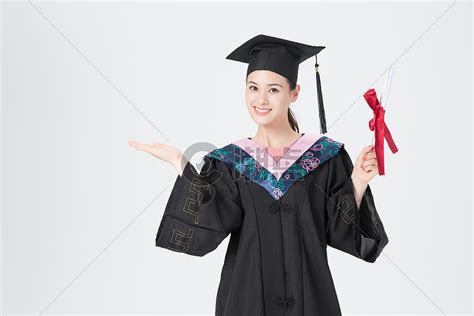 女性大学生毕业手持荣誉证书摄影图6720*4480图片素材免费下载-编号812456-潮点视频