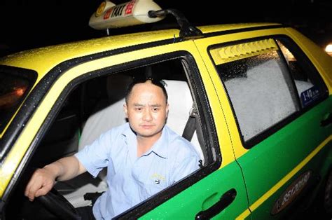 图文：成都出租车司机自发在都江堰市接送伤员_新闻中心_新浪网