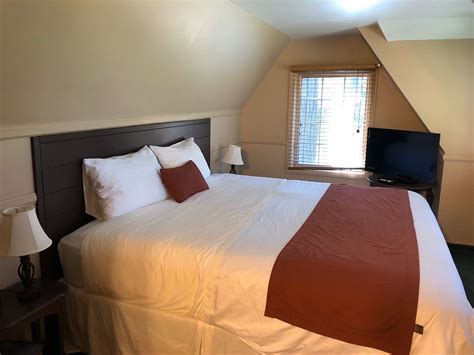 SADDLEBACK INN (Lake Arrowhead) - Hotel Reviews, Photos, Rate ...