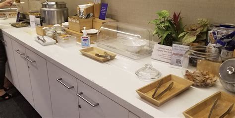 hnl-honolulu-priority-pass-plumeria-lounge-food - Points with a Crew