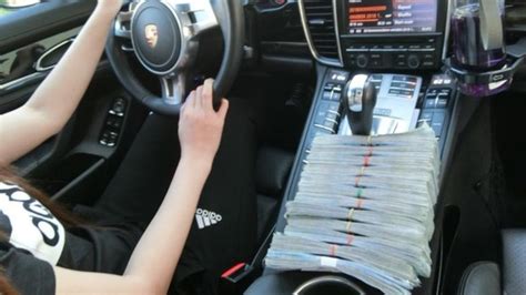 臉書炫富「千元鈔堆滿跑車」 Youtuber揭穿有錢真相 - 今周刊