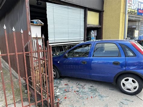 Vozač izgubio kontrolu i zakucao se u izlog radnje u Čačku: Pozlilo mu ...