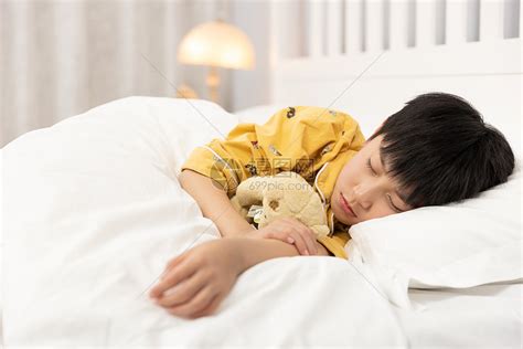 晚上做梦可爱的小男孩睡觉，梦见家人像图片免费下载_jpg格式_3900像素_编号39221959-千图网