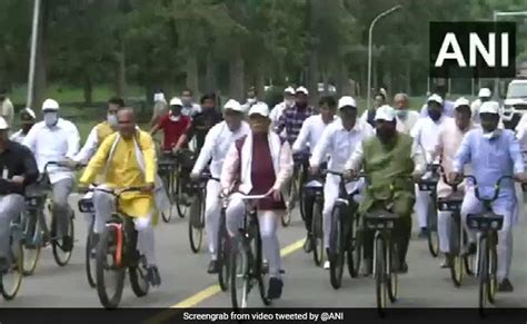 Video : सड़क पर साइकिल चलाते दिखे हरियाणा के CM, पुराने पेड़ बचाने के ...