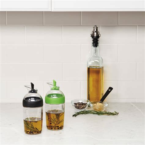 Shaker for salad dressings, 240 ml - OXO | KitchenShop
