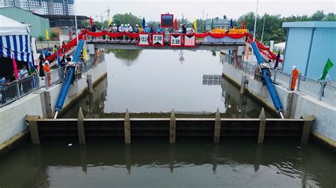 Operating the nearly 240 billion VND tide-prevention sluice to prevent flooding in the West of ...