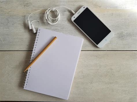 Mobile Phone On Table 的图像结果