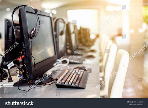 Empty Computer Room 的图像结果