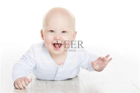 快乐的婴儿男孩，婴儿婴儿躺在白色地板上，六个月大的孩子白色孤立照片摄影图片_ID:317656280-Veer图库