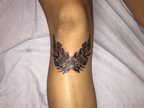 cool tattoos above knee