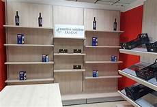 scaffali in legno per negozi arredamenti per negozi banchi e vetrine neutre e refrigerate scaffali in legno per negozi arredamenti per negozi banchi e vetrine neutre e refrigerate