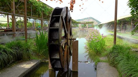 农家乐水渠木头旋转的水车高清摄影大图-千库网