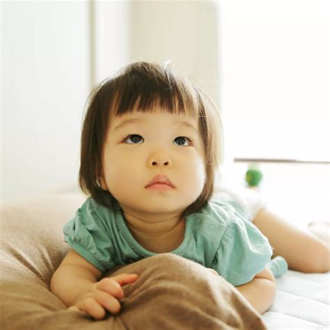 460 beaux noms de bébés filles - de A à Z