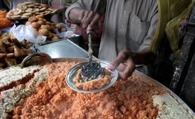 UK envoy to Pakistan cooks ‘gajar ka halwa’