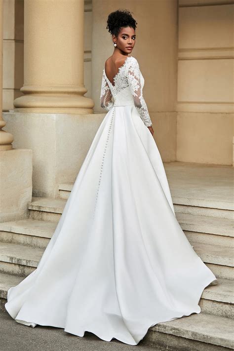 Lace Plunging V-neck Satin Wedding Gown – DUNTERY