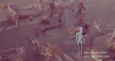200隻芭比娃娃散落滿地！「愷樂」新歌MV飄靈異 網友嚇傻：是鬼片嗎…？