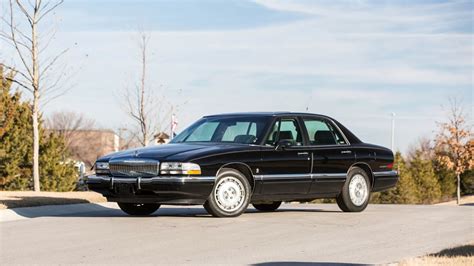 An Affordable '90s American Luxury Car That's Built To Last