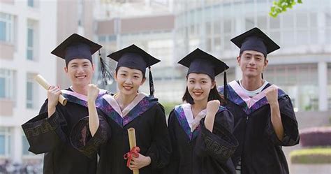 毕业季五个大学生穿着学士服拍毕业照高清摄影大图-千库网