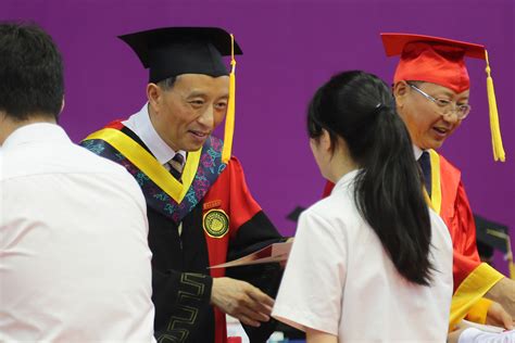 重庆大学举行2016届学生毕业典礼暨学位授予仪式 - 新闻 - 重庆大学新闻网