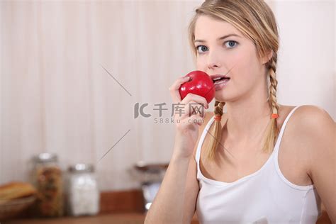 吃苹果的女人高清摄影大图-千库网