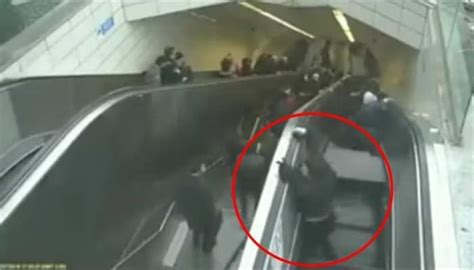 सीढ़ियों पर पैर रखते ही एस्केलेटर के अंदर जा घुसा शख्स, देखते ही देखते ...