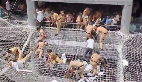 Mumbai: High drama at Mantralaya as protesters jump onto safety net ...