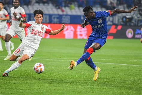 中国男足1比0中国香港获本届东亚杯首胜 国际排名有望重返亚洲前十